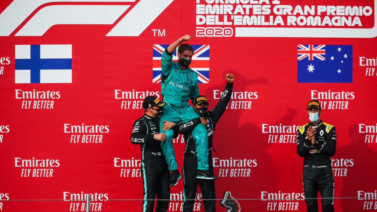 Los pilotos de Mercedes celebran el título con Toto Wolff.