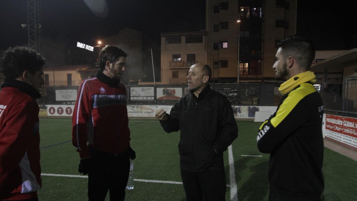 Virgilio Hernández tuvo anoche el primer contacto con sus nuevos jugadores.