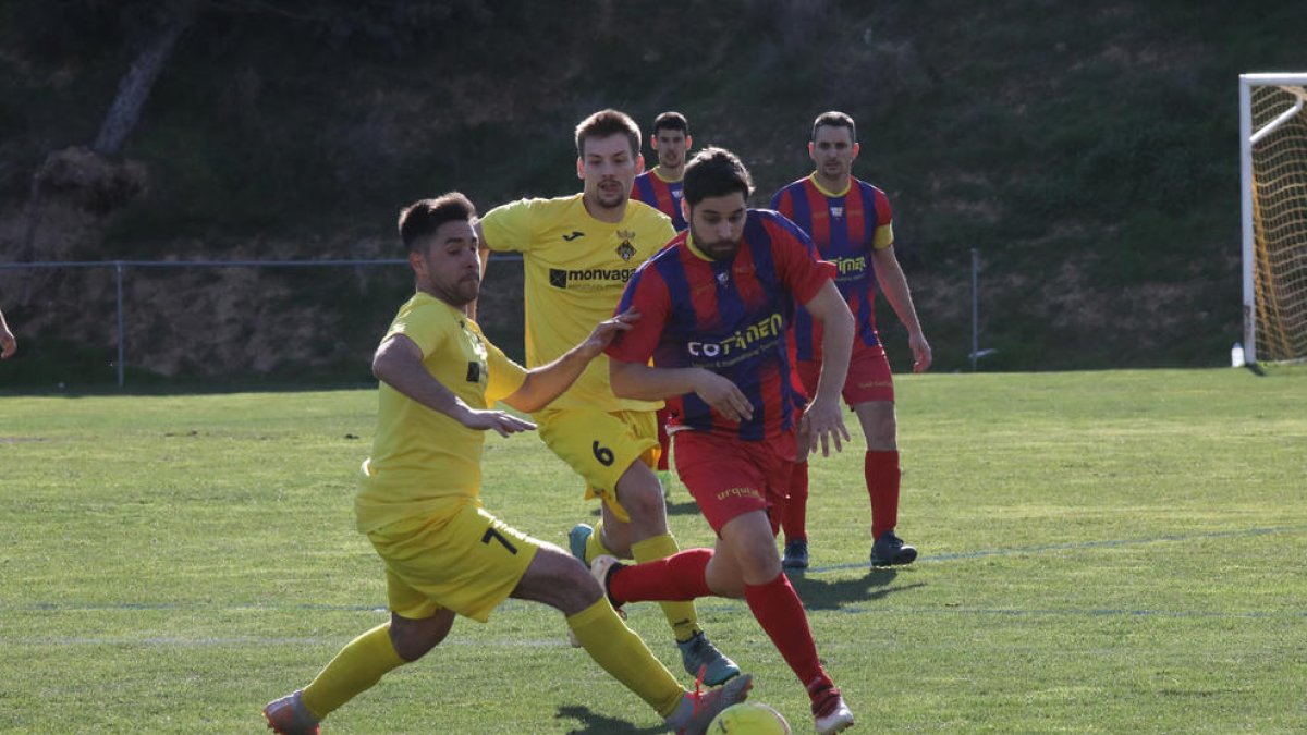 Un jugador del Vilanova de la Barca intenta controlar la pilota davant d’un defensa de l’Alcoletge.