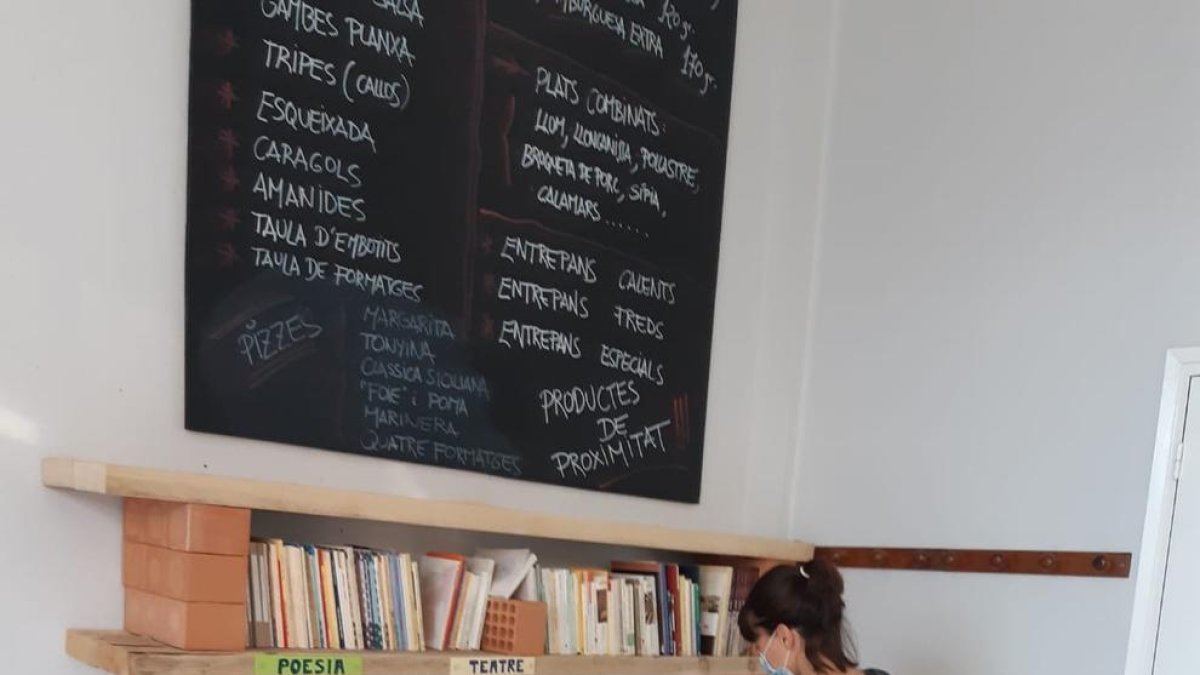 El punto de lectura, ubicado en el vestíbulo del pabellón. 