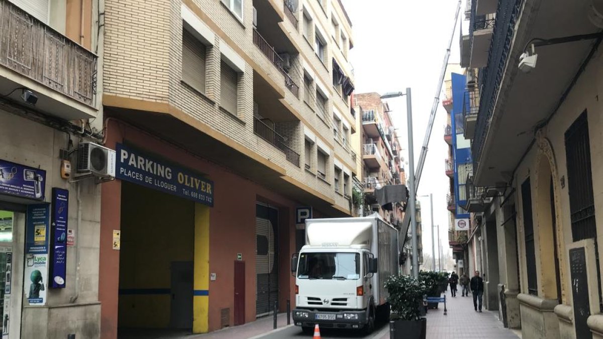 Imagen de la furgoneta de mudanza ayer en la calle del Nord, impidiendo la circulación.