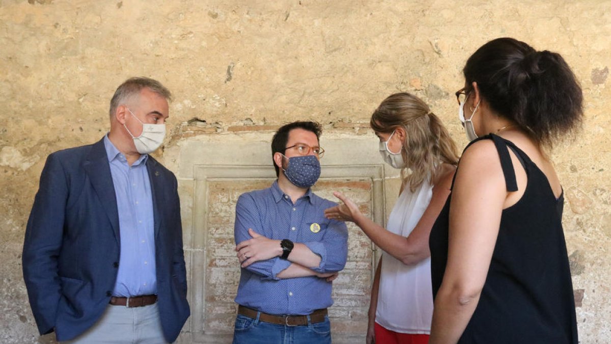 Pere Aragonès conversa con la alcaldesa de Sant cugat.