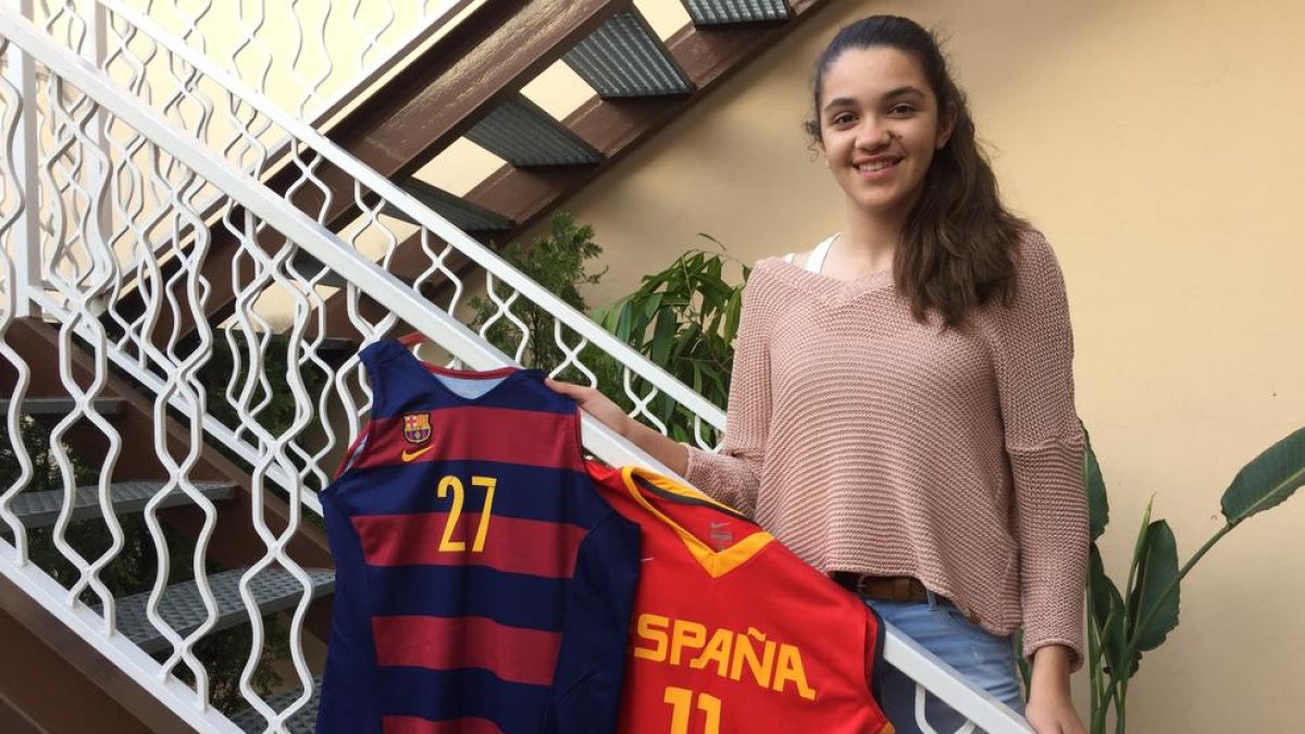 La leridana Mariona Planes con las camisetas del Barça y la selección española.