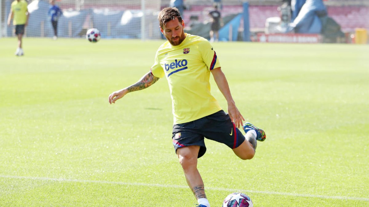 Leo Messi durante el entrenamiento en el Camp Nou.