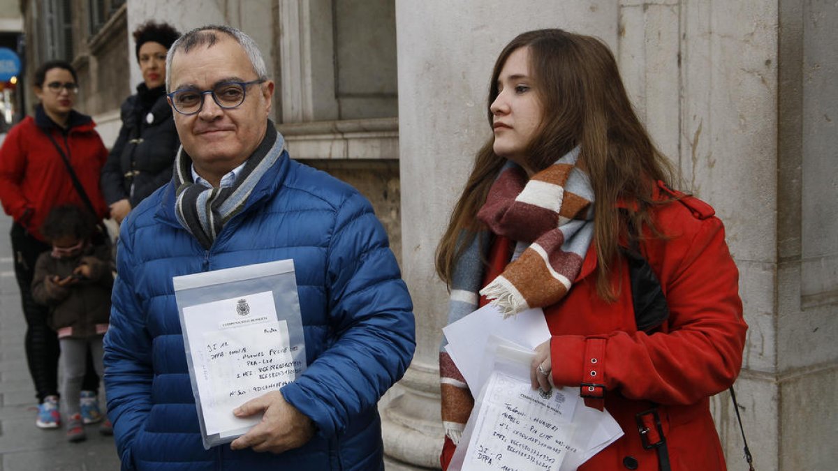 Imatge dels periodistes que ahir van recuperar els mòbils.