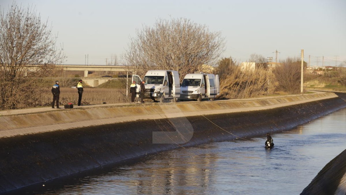 El lugar del canal de Seròs donde ha sido localizado el vehículo de la desaparecida, con un cadáver  dentro