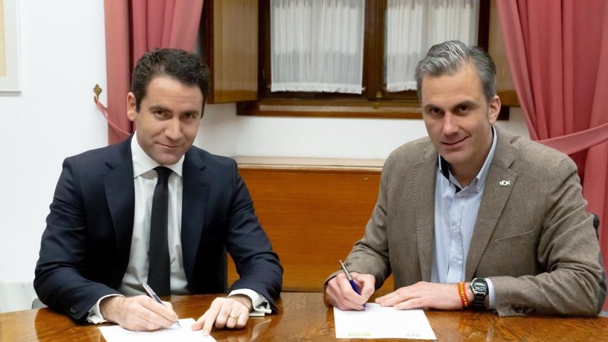 Imagen de García Egea y Ortega Smith firmando un acuerdo en el Parlamento andaluz.