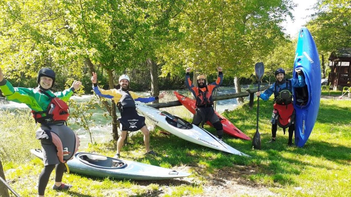 Los kayaks vuelven al Noguera Pallaresa  -  Deportistas de Sort volvieron ayer a surcar las aguas del Noguera Pallaresa, en el primer día en el que estaba permitido practicar deporte. El río se encuentra en las mejores condiciones para los entren ...