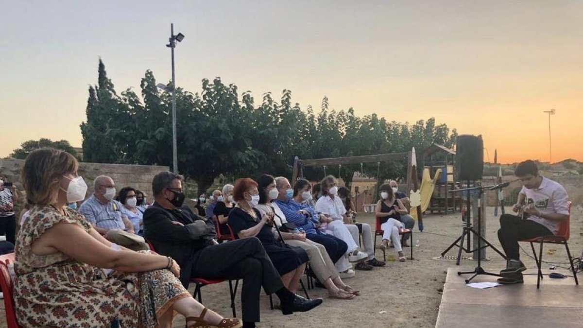 La plaza Enric d’Hostalric acogió un recital de poemas de Barceló a cargo de intérpretes locales. 