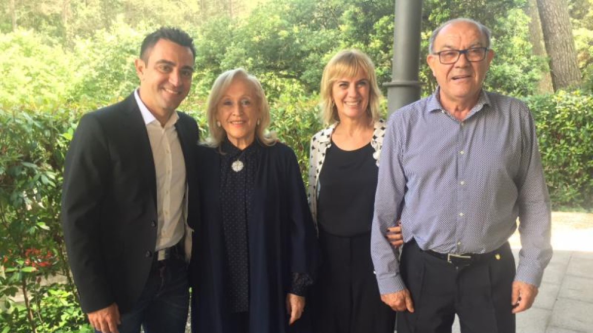 La presentadora, entre los padres de Xavi Hernández y el futbolista.