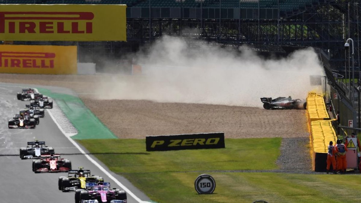 Kevin Magnussen, al fondo, se salió de la pista tras un toque con el tailandés Alexander Albon en la primera vuelta.