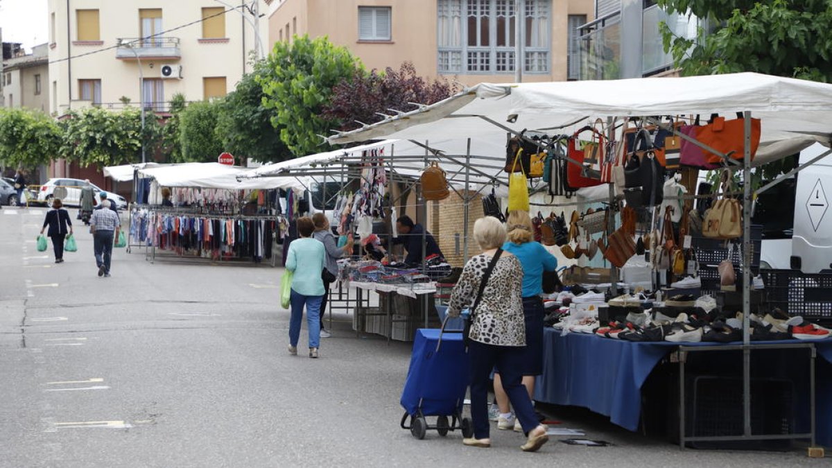 Les parades de roba van tornar ahir al mercat de Tremp.