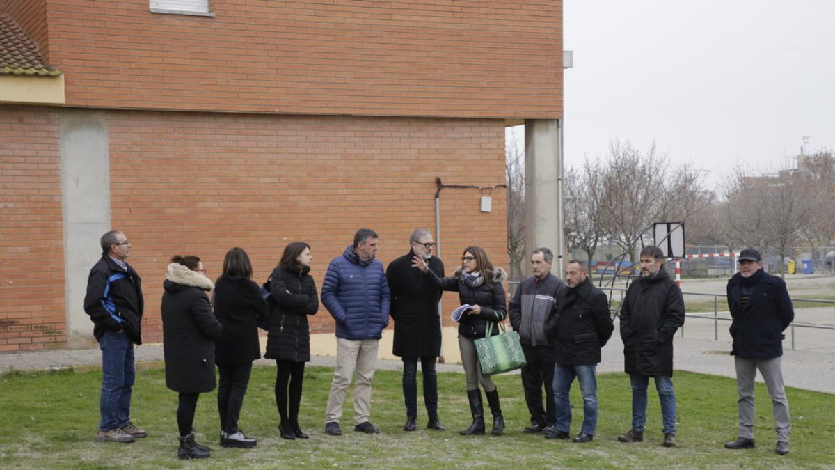 El alcalde, ayer durante la visita a las obras de la escuela. 