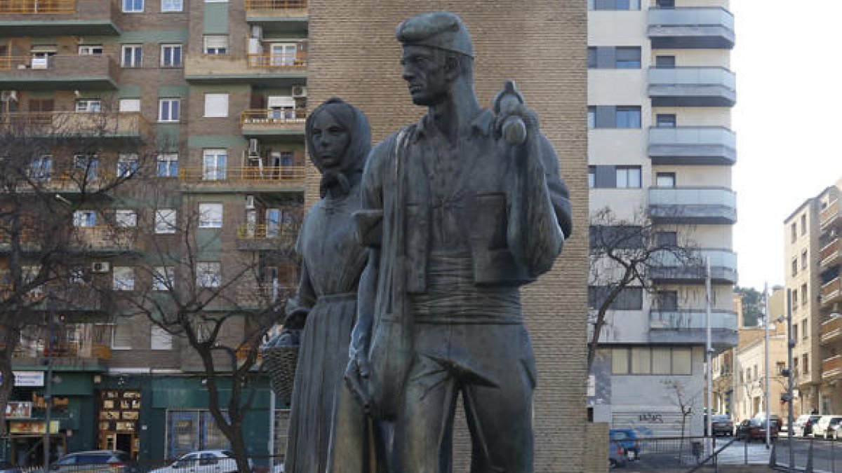 A la izquierda, la estatua de la plaza Pagesos con la placa del escudo de la ciudad. A la derecha, imagen de ayer sin ella.