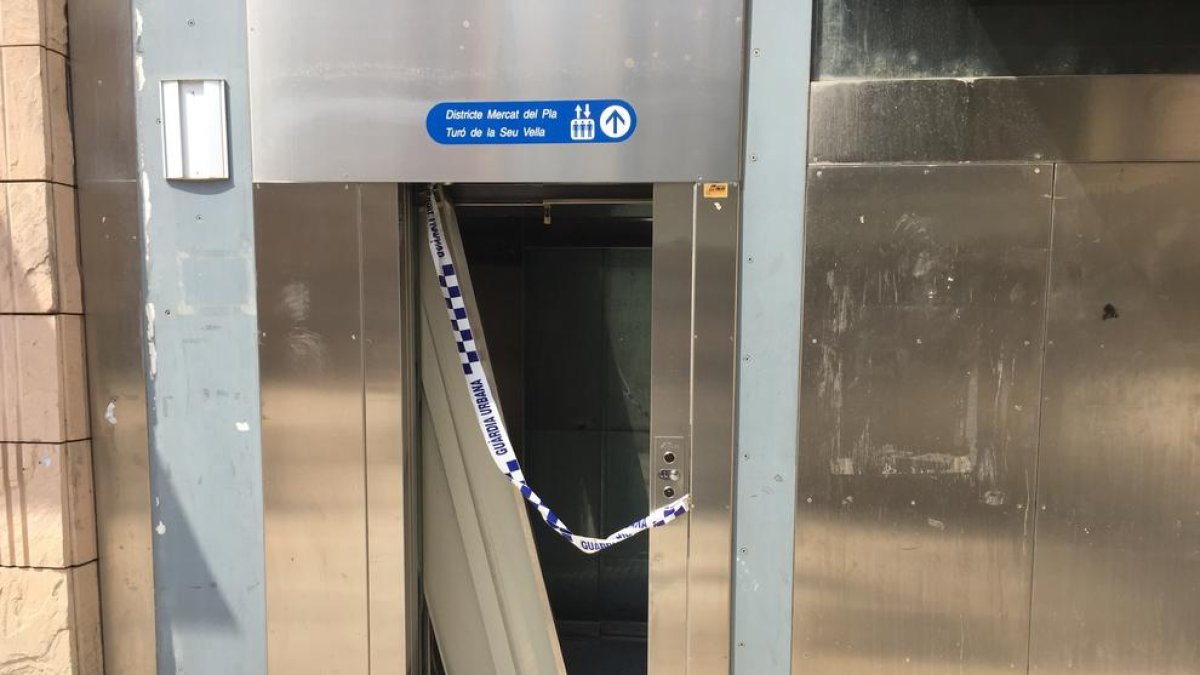 Vandalismo en el ascensor de la plaza Sant Joan