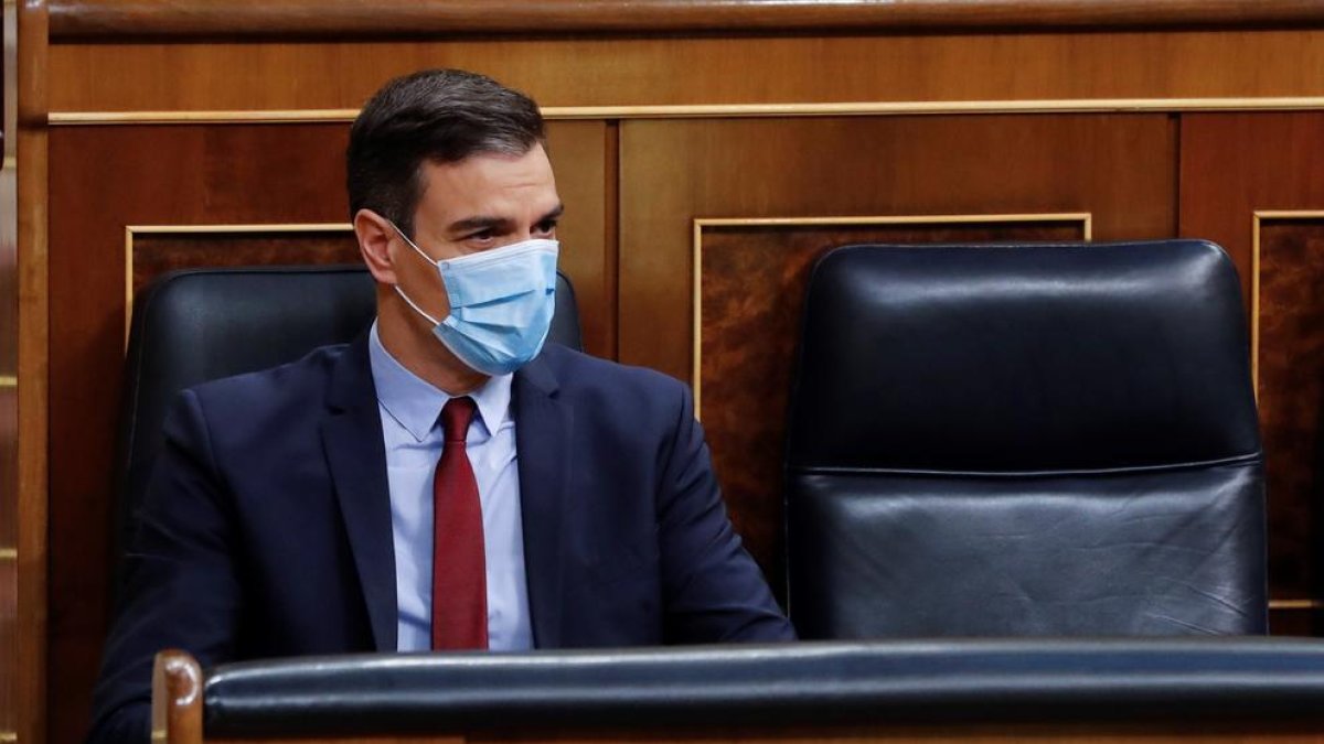 El president del Govern central, Pedro Sánchez, ahir al Congrés, amb una mascareta.