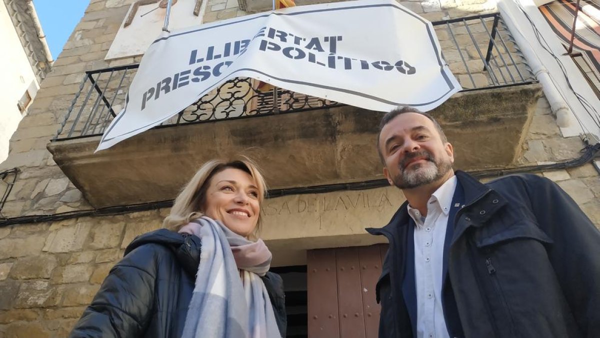Bosch, dissabte passat a Camarasa amb l’alcaldessa, Elisabet Lizaso, davant de la seu de l’ajuntament.