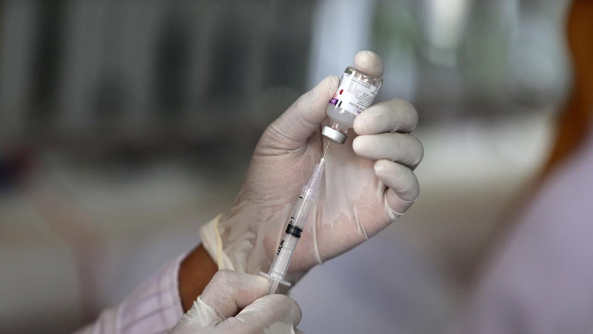 Un sanitari subministra una vacuna.