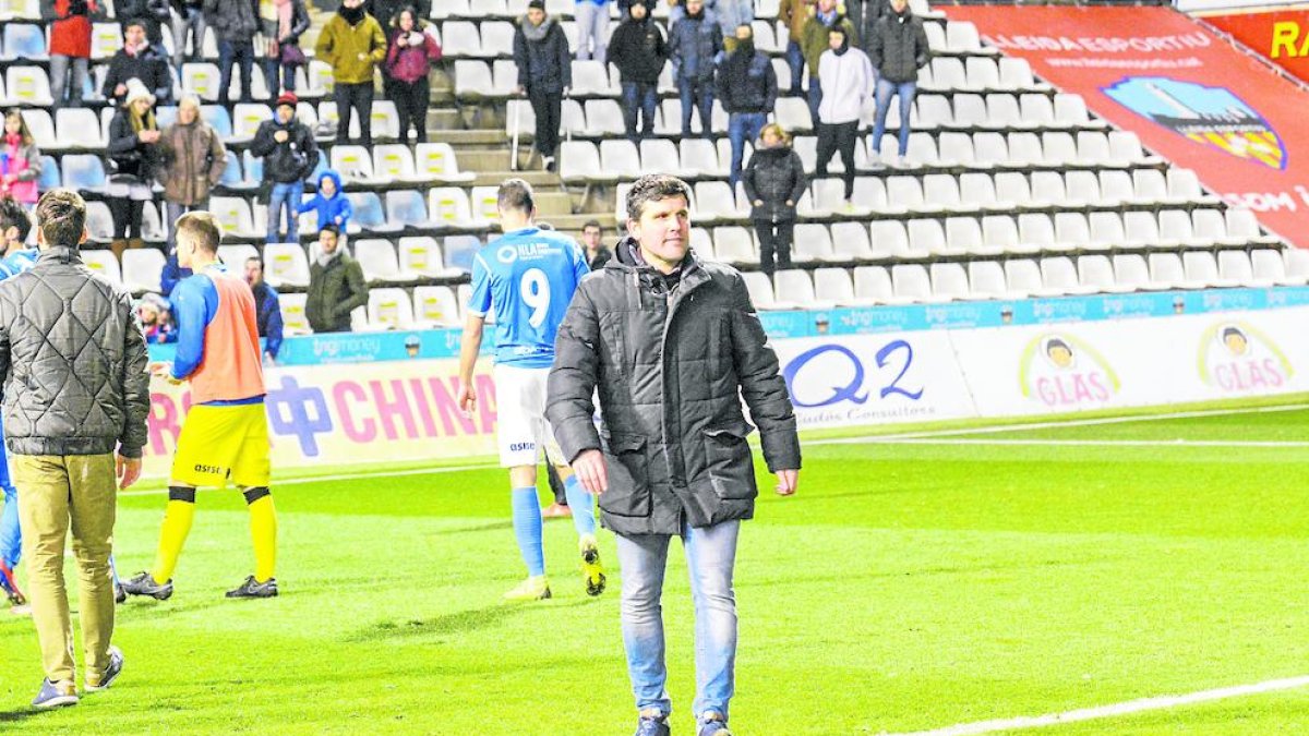 Gerard Albadalejo es dirigeix sol cap al túnel dels vestidors després de saludar aficionats de la Grada d’Animació a l’acabar el partit.