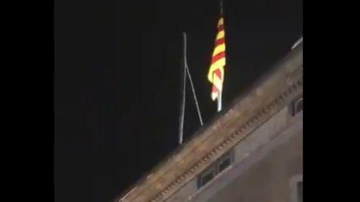 VÍDEO | Retiren la bandera espanyola del Palau de la Generalitat