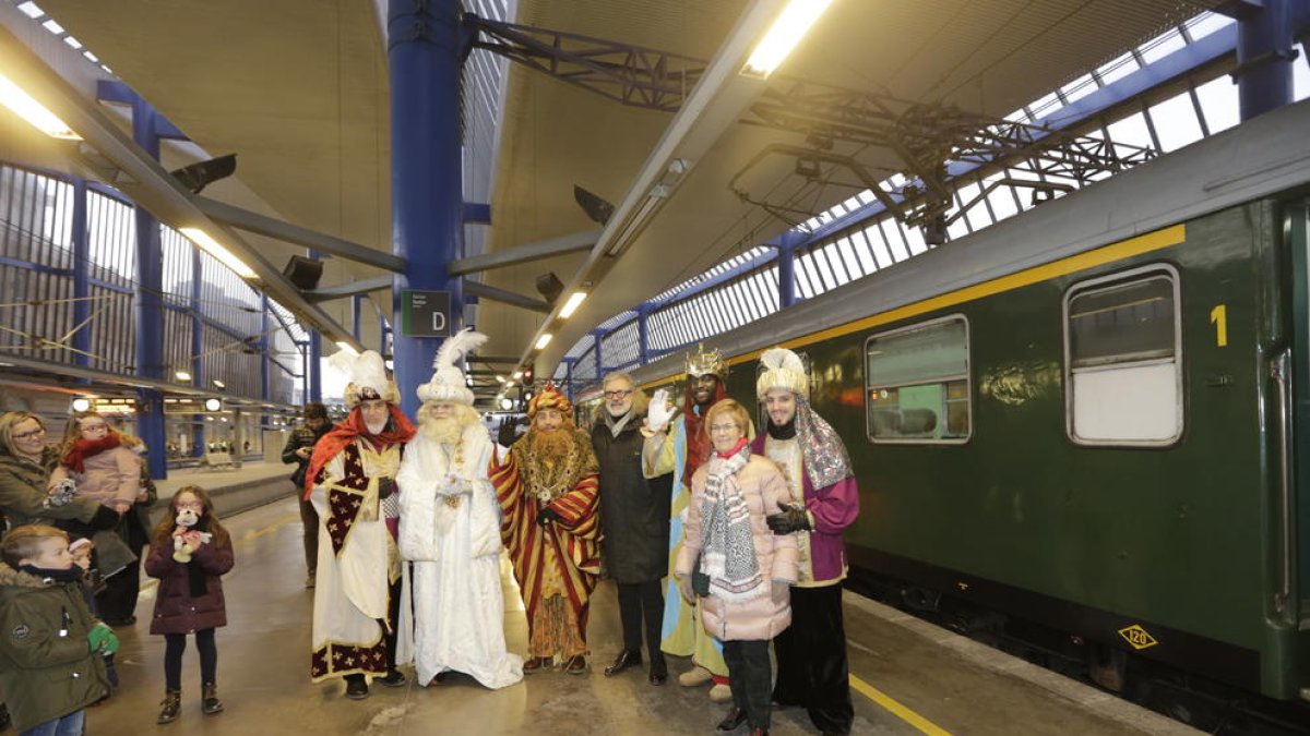 Miles de niños y niñas dan la bienvenida a los Reyes Magos en Lleida