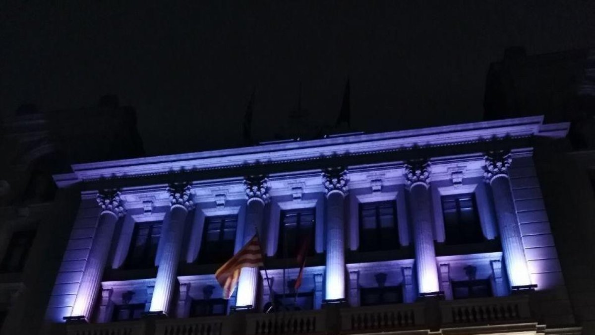 L'ajuntament de Lleida també arria la bandera espanyola després de la inhabilitació del president Torra per part de la JEC