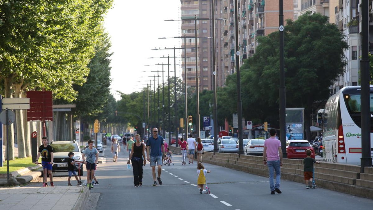 Persones passejant pel mig de la calçada, ahir, a l’avinguda Madrid de Lleida.
