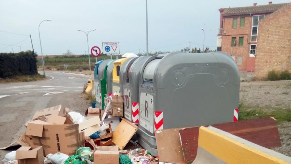 Contenedores desbordados en la calle Salvador Espriu de Torres de Segre.