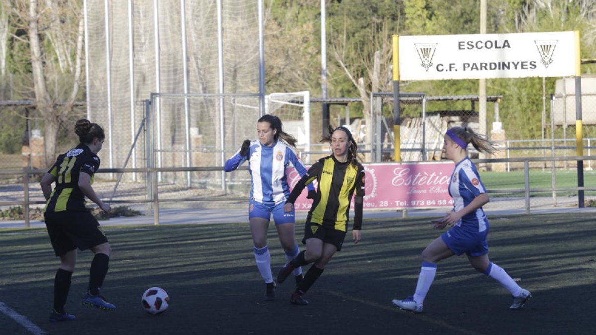 Una jugada del partit d’ahir entre el Pardinyes i l’Espanyol B.