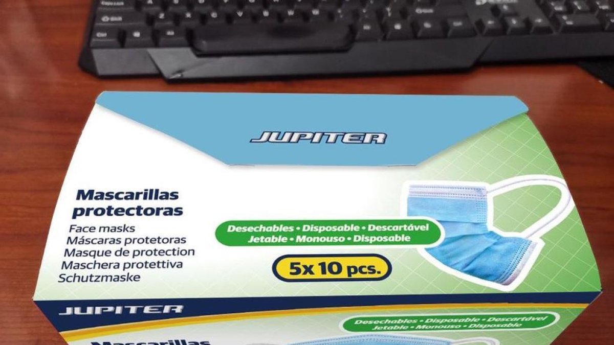 Un paquete de las mascarillas que ha adquirido la Diputación de Lleida para repartirlas entre ayuntamientos y consejos comarcales.
