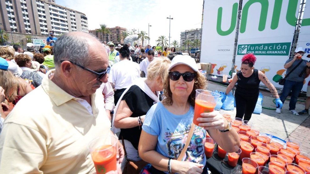 Vista de la mayor ración de gazpacho del mundo, según la edición del Libro Guinness de los Récords 2021 publicado este lunes, donde se sirvieron 9.800 litros en Almería.
