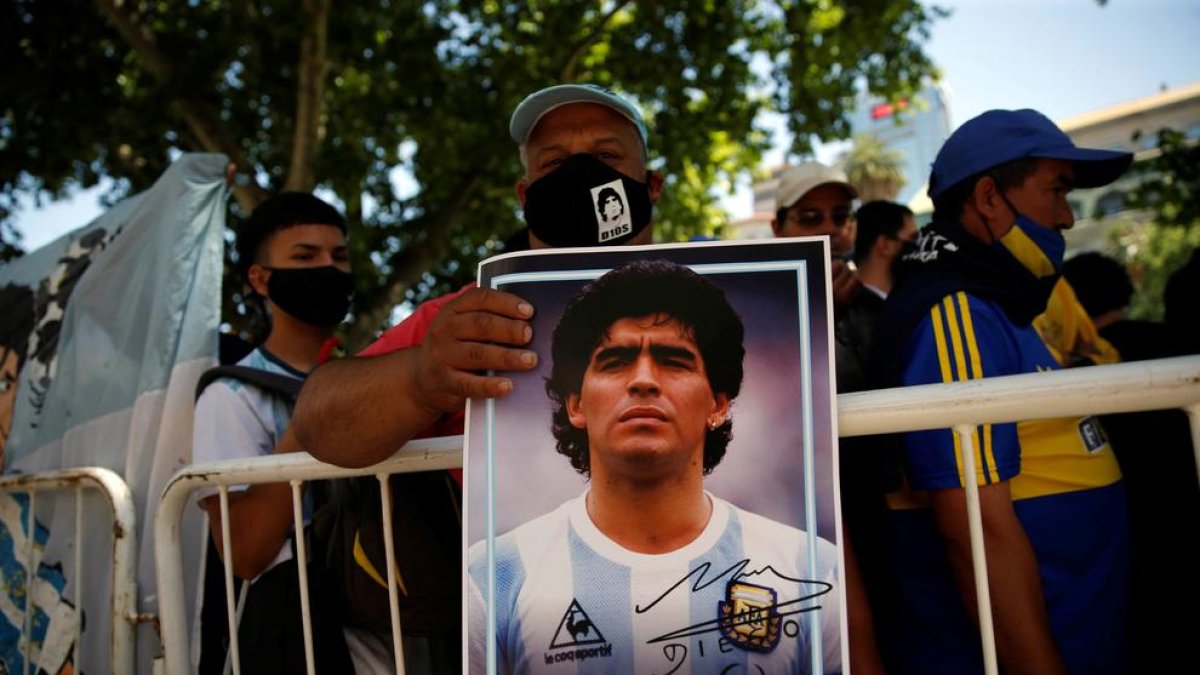Alerta, noticia falsifica: No ha muerto un empleado funerario que fotografió el cadáver de Maradona