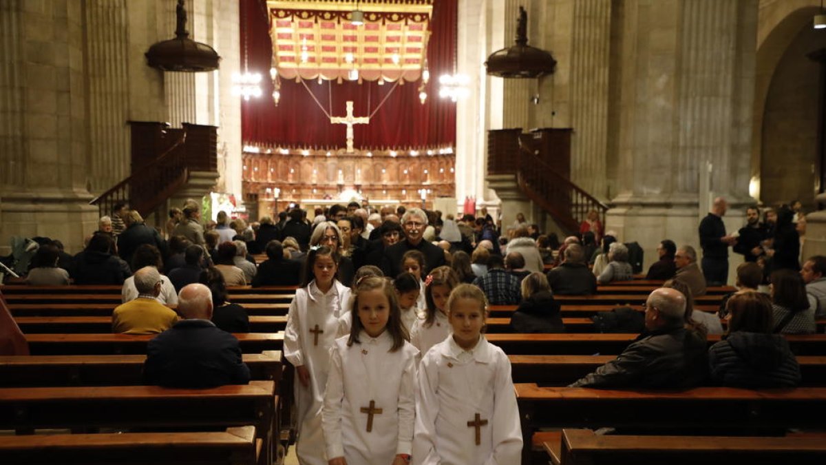 Celebración en la Catedral Nova de Lleida de la fiesta de la Mare de Déu del Blau, ayer.