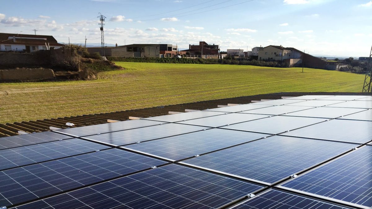 Imagen de archivo de paneles solares para suministrar electricidad a una granja.