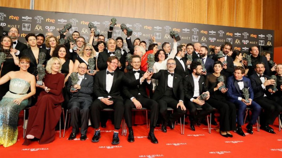 Foto de família dels premiats, entre els quals es troben els set de la cinta ‘El reino’, mentre que ‘Campeones’ va aconseguir el de millor pel·lícula.