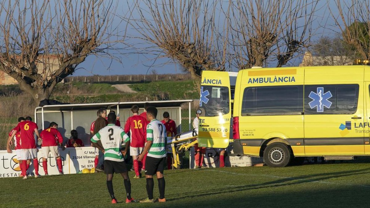 Una ambulància va haver de traslladar el visitant Closa a un centre mèdic al lesionar-se el genoll.