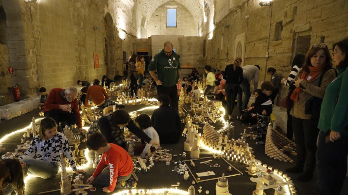 Unos 300 niños y niñas construyeron ayer su ciudad ideal con materiales reciclados. 