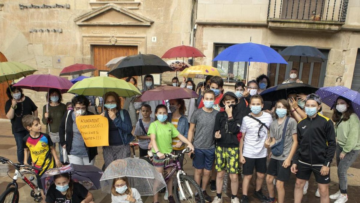 Els veïns de Torà que ahir es van concentrar per protestar contra la decisió de no obrir les piscines.