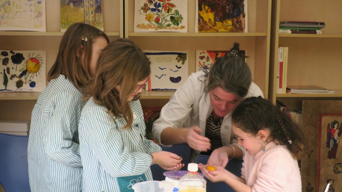 Els petits participants van posar molt interès a descobrir els secrets de la tècnica artística.