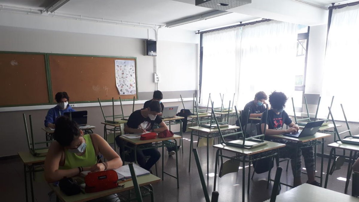 Los primeros alumnos en el instituto de Vielha tras el cierre por la crisis sanitaria del coronavirus.