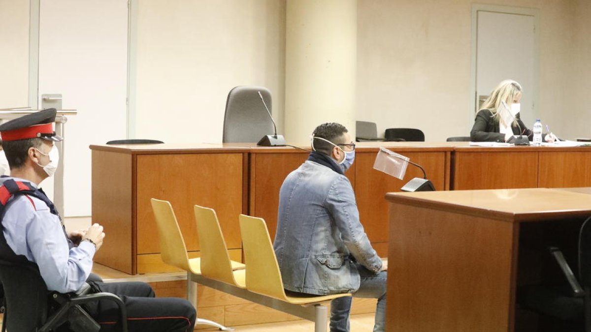 El acusado, en prisión preventiva por esta causa, ayer en el juicio celebrado en la Audiencia de Lleida. 