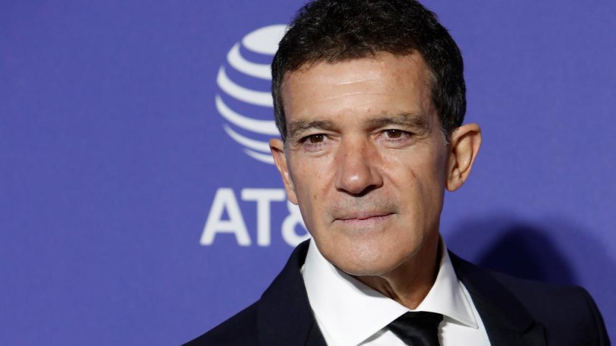 Banderas recibió el premio de manos de la actriz Salma Hayek.