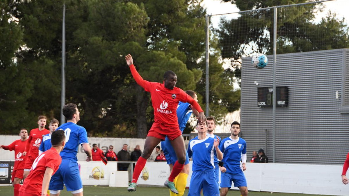 Un jugador de l’Alpicat remata per sobre de diversos defensors del Torrefarrera. 