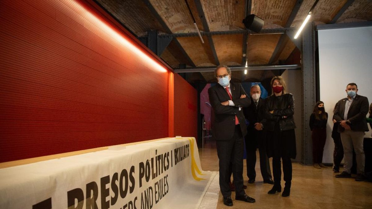 Torra va entregar ahir la pancarta que va provocar la inhabilitació al Museu d’Història de Catalunya.