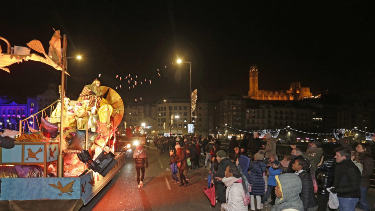 La cabalgata de Lleida, a su paso por el Pont Vell el año pasado, puente que este año no cruzará.