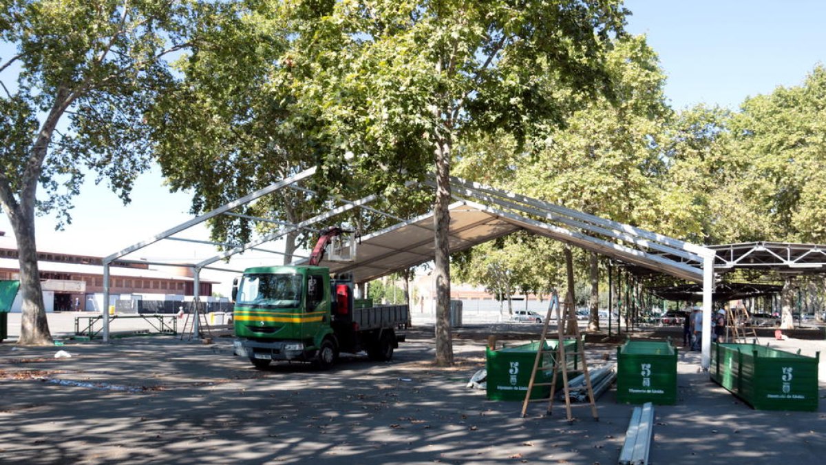 La carpa que la Paeria va habilitar per acollir temporers i sensesostre durant el dia, desmuntada.