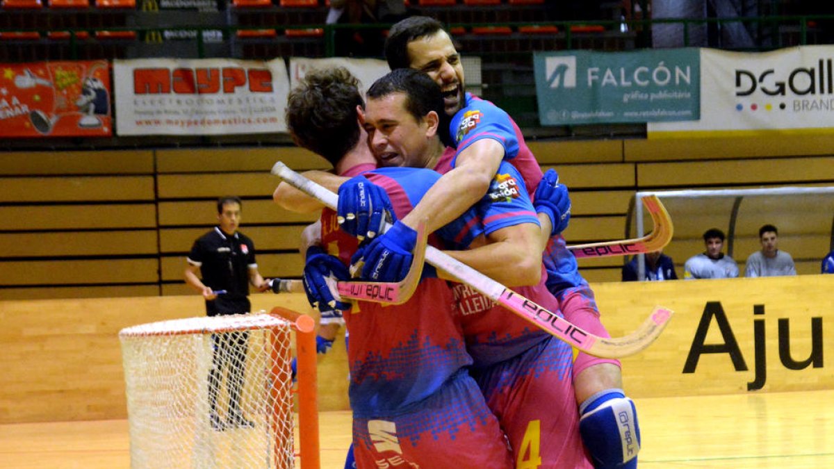 Jugadors del Llista celebren un gol contra el Voltregà.