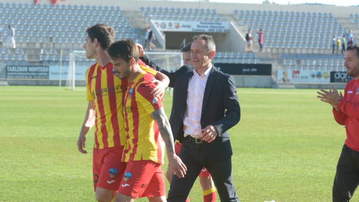 Joan Carles Oliva felicita els jugadors diumenge passat després del triomf a Conca.