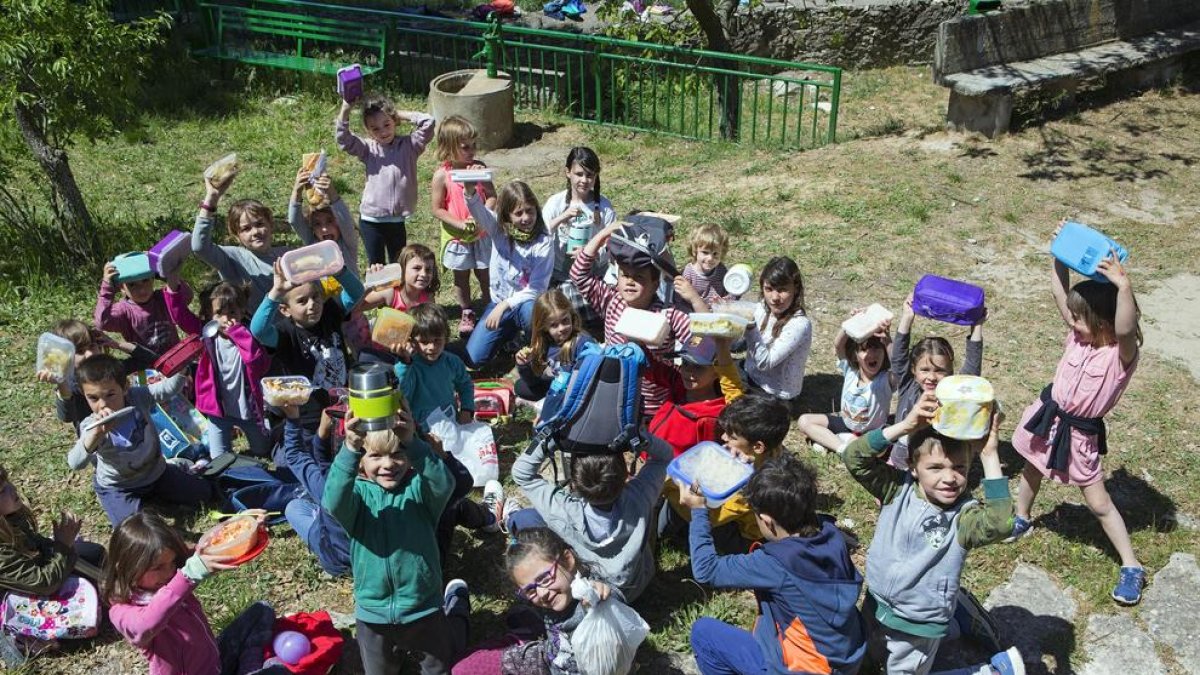 Els nens de l’escola de Sant Ramon que ahir van protagonitzar la protesta pel menjador escolar.