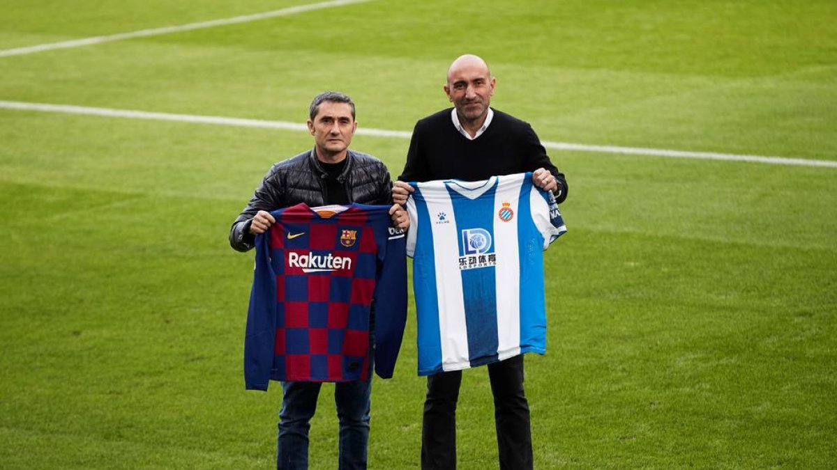 Valverde i Abelardo es van fer ahir la foto tradicional amb les samarretes dels seus equips.